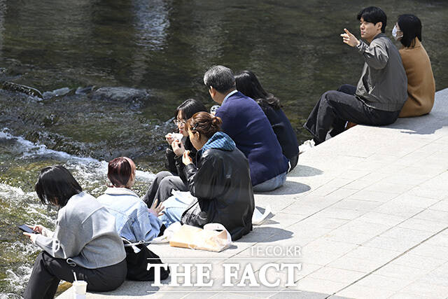 대기업 CEO와 직원 간 연봉 격차가 21.2배로 확대되고 유통업은 39배로 최대 수준을 기록했다. /송호영 기자