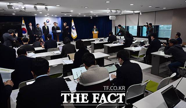 김민석 국무총리가 25일 오전 서울 종로구 정부서울청사에서 비상경제 대응체계 관련 브리핑을 하고 있다. /임영무 기자