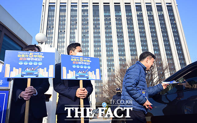 중동사태에 따른 에너지 절약을 위한 공공부문 승용차 5부제가 시행된 25일 오전 서울 종로구 정부서울청사 청사관리소 직원들이 승용차 5부제 동참을 촉구하는 캠페인을 펼치고 있다. /임영무 기자