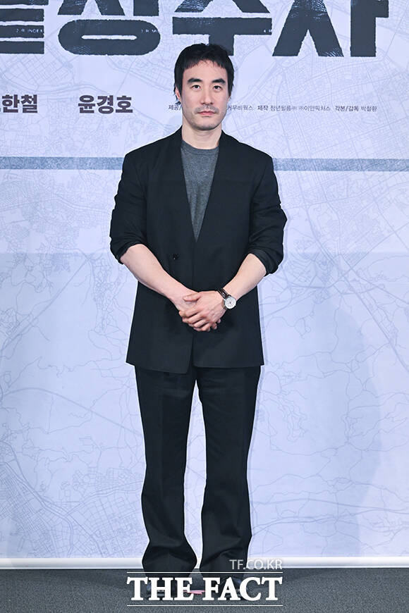 배우 조한철과 정가람, 박철환 감독, 배우 윤경호, 배성우(왼쪽부터)가 25일 오후 서울 용산구 CGV 용산아이파크몰에서 열린 영화 ‘끝장수사’ 언론배급시사회 및 기자간담회에 참석해 포즈를 취하고 있다. /서예원 기자