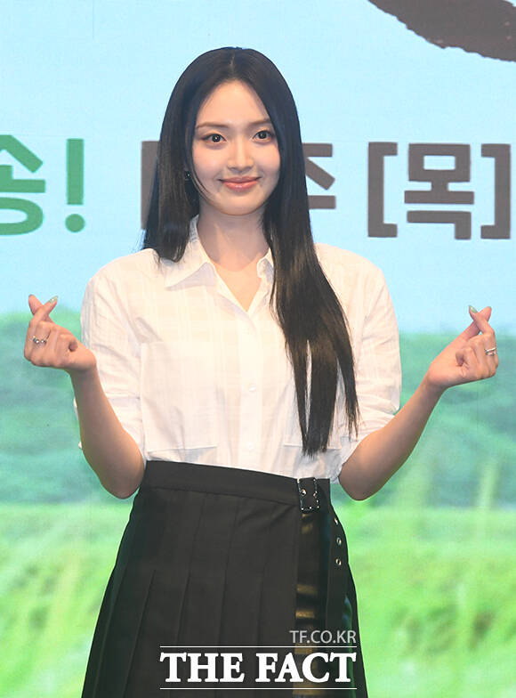 포즈 취하는 배우 최규리.