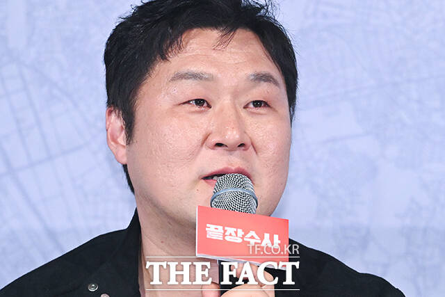 배우 윤경호가 25일 오후 서울 용산구 CGV 용산아이파크몰에서 열린 영화 ‘끝장수사’ 언론배급시사회 및 기자간담회에 참석해 소감을 밝히며 눈물을 닦고 있다. /서예원 기자