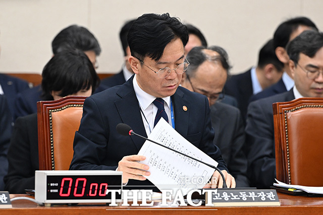 의원질의에 답하는 김영훈 고용노동부 장관.