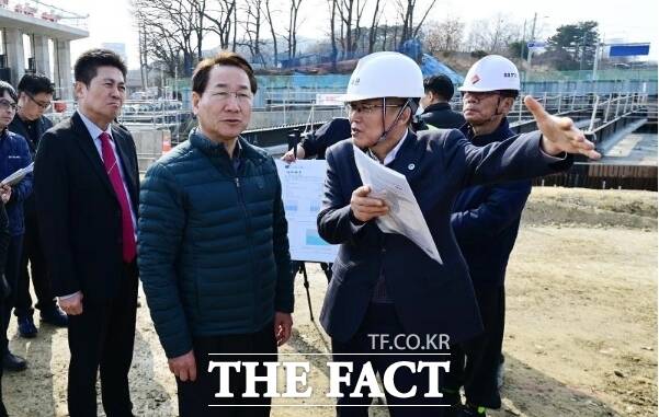 유정복 인천시장이 25일 영종해안순환도로 건설현장을 점검하고 있다. /인천시