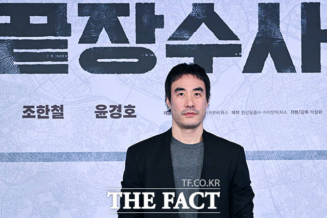 배우 조한철과 정가람, 박철환 감독, 배우 윤경호, 배성우(왼쪽부터)가 25일 오후 서울 용산구 CGV 용산아이파크몰에서 열린 영화 ‘끝장수사’ 언론배급시사회 및 기자간담회에 참석해 포즈를 취하고 있다. /서예원 기자