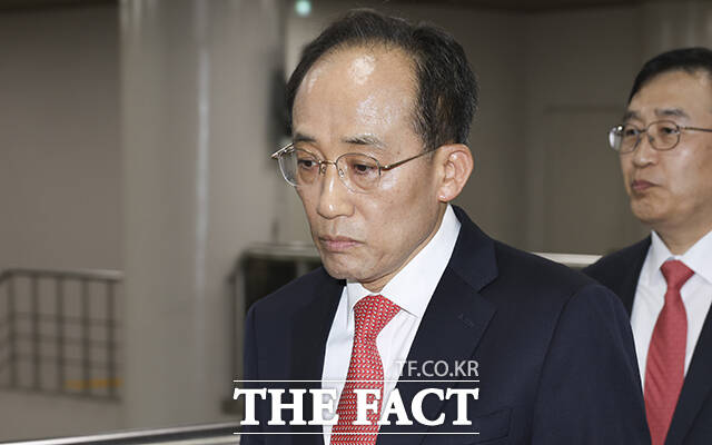 계엄 해제 표결 방해 혐의를 받는 추경호 국민의힘 의원이 25일 오후 서울 서초구 서울중앙지방법원에서 열린 공판에 출석하며 입장을 밝히고 있다. /박헌우 기자