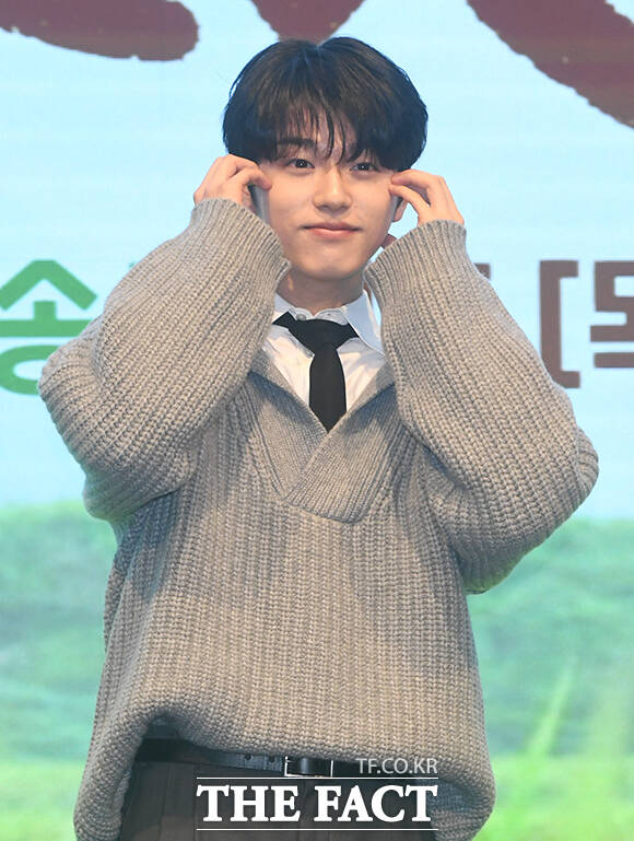 포즈 취하는 배우 이진우.