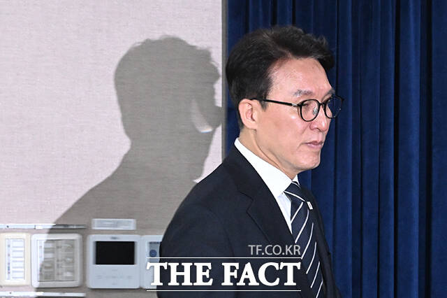 김민석 국무총리(가운데)가 25일 오전 서울 종로구 정부서울청사에서 비상경제 대응체계 브리핑을 하고 있다. /김성렬 기자