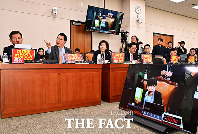 서영교 특위 위원장에게 항의하는 곽규택 국민의힘 의원(왼쪽 두번째).