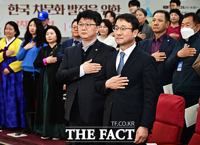 한병도 더불어민주당 원내대표가 25일 오후 서울 여의도 국회 의원회관 제2소회의실에서 열린 ‘한국 차 문화 발전을 위한 정책 포럼’에 참석해 개회사를 하고 있다. /국회=배정한 기자