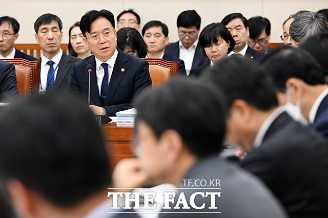 의원질의에 답하는 김영훈 고용노동부 장관.