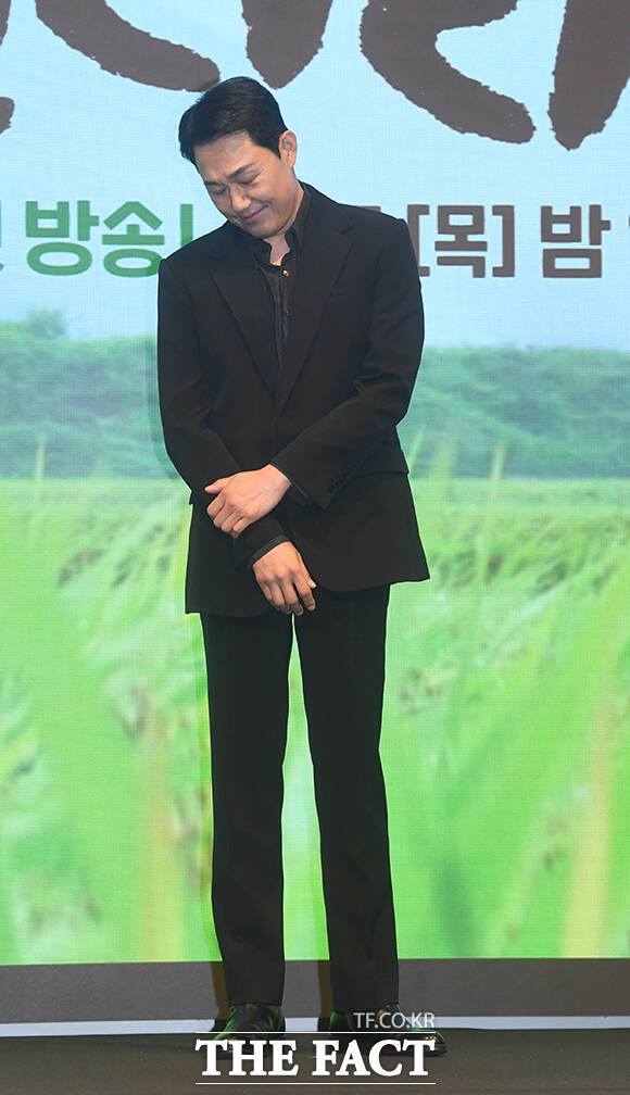 '심우면 연리리' 주인공 성태훈처럼 포즈 취하는 배우 박성웅.