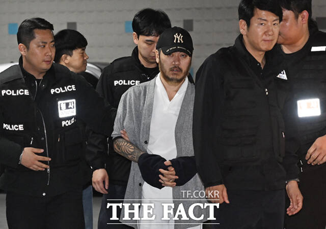 필리핀에 수감돼 있던 '국제 마약왕' 박왕열이 25일 오전 국내로 송환, 경기북부경찰청 광역범죄수사대로 들어서며 질의하는 취재진을 바라보고 있다.