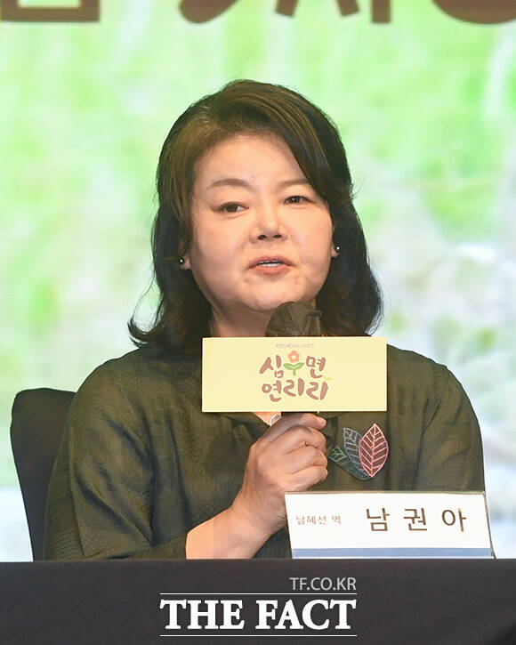 배우 박성웅(왼쪽)과 이수경이 25일 오후 서울 구로구 디큐브시티에서 열린 KBS2 새 미니시리즈 '심우면 연리리' 제작발표회에 참석해 포즈를 취하고 있다. /박상민 기자