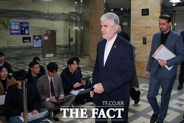 김석기 외교통일위원장 및 여야 간사들과 인사 나누는 사이드 쿠제치 주한 이란 대사(왼쪽).