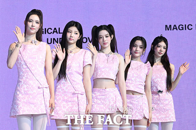 그룹 아일릿의 윤아 원희 민주 이로하 모카(왼쪽부터)가 데뷔 2주년을 맞아 일문일답으로 소감을 밝혔다. 사진은 아일릿이 지난해 6월16일 서울 광진구 예스24라이브홀에서 열린 세 번째 미니앨범'bomb' 발매 기념 미디어 쇼케이스에 참석해 포즈를 취하고 있는 모습이다./서예원 기자