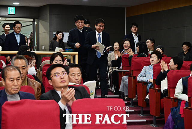 한병도 더불어민주당 원내대표가 25일 오후 서울 여의도 국회 의원회관 제2소회의실에서 열린 ‘한국 차 문화 발전을 위한 정책 포럼’에 참석해 개회사를 하고 있다. /국회=배정한 기자