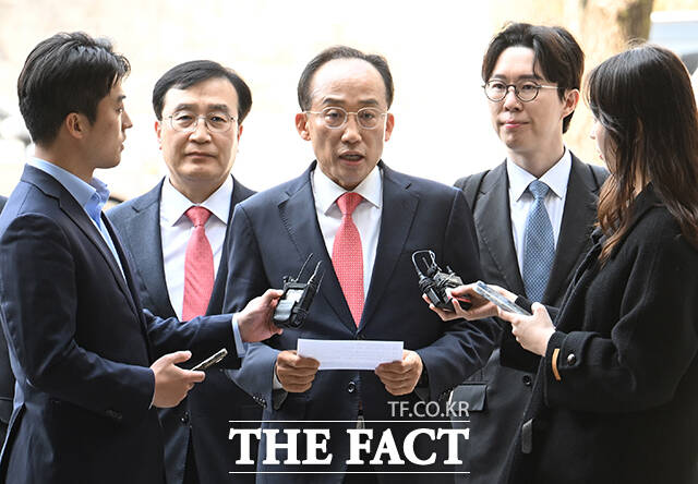 계엄 해제 표결 방해 혐의를 받는 추경호 국민의힘 의원이 25일 오후 서울 서초구 서울중앙지방법원에서 열린 공판에 출석하며 입장을 밝히고 있다. /박헌우 기자