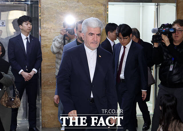 김석기 외교통일위원장 및 여야 간사들과 인사 나누는 사이드 쿠제치 주한 이란 대사(왼쪽).