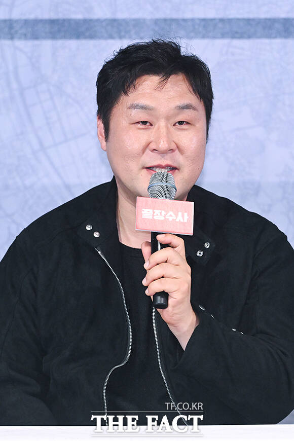 배우 윤경호가 25일 오후 서울 용산구 CGV 용산아이파크몰에서 열린 영화 ‘끝장수사’ 언론배급시사회 및 기자간담회에 참석해 소감을 밝히며 눈물을 닦고 있다. /서예원 기자
