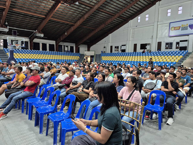 필리핀 로살레스시 계절근로자들이 입교식에 참석해 교육을 듣고 있다. /영주시