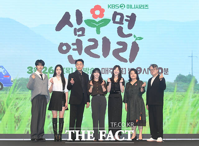 최연수 감독(가운데)과 배우 이진우, 최규리, 박성웅, 이수경, 남권아, 이서환(왼쪽부터)이 25일 오후 서울 구로구 디큐브시티에서 열린 KBS2 새 미니시리즈 '심우면 연리리' 제작발표회에 참석해 포즈를 취하고 있다. /박상민 기자