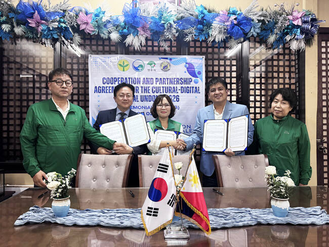 영주시와 필리핀 로살레스시가 문화디지털 새마을 시범사업 운영을 위한 협약을 체결하고 있다. /영주시