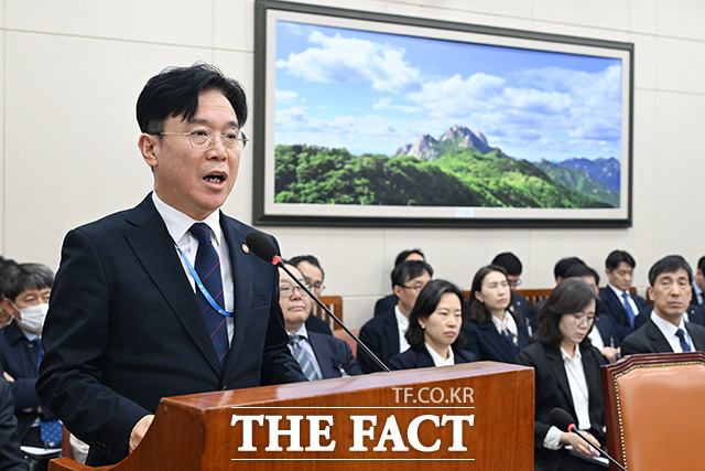 김영훈 고용노동부 장관이 25일 오후 서울 여의도 국회에서 열린 기후에너지환경노동위원회 전체회의에서 인사말을 하고 있다. /국회=남용희 기자