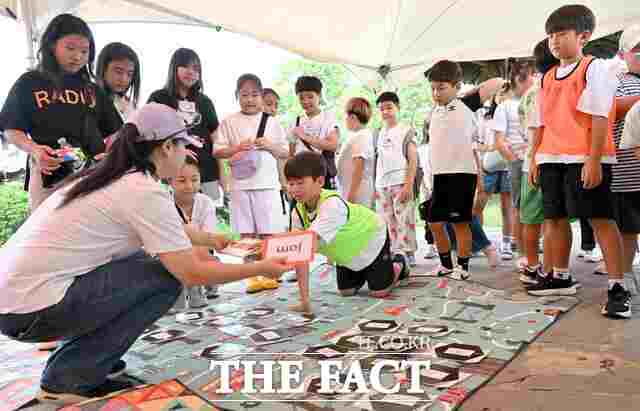 군위군교육발전위원회가 실시하고 있는 몰입 영어교실 수업 장면. /군위군