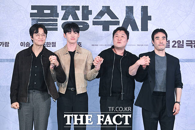 배우 조한철과 정가람, 박철환 감독, 배우 윤경호, 배성우(왼쪽부터)가 25일 오후 서울 용산구 CGV 용산아이파크몰에서 열린 영화 ‘끝장수사’ 언론배급시사회 및 기자간담회에 참석해 포즈를 취하고 있다. /서예원 기자