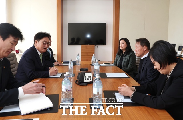 우원식 국회의장이 24일(현지시각) 오전 오스트리아 한 호텔에서 친선협회 조찬간담회를 마친 뒤 비엔나에 거주하는 이태원 참사 희생자 고(故) 김인홍씨 유가족과 면담하고 있다. /국회의장실 제공