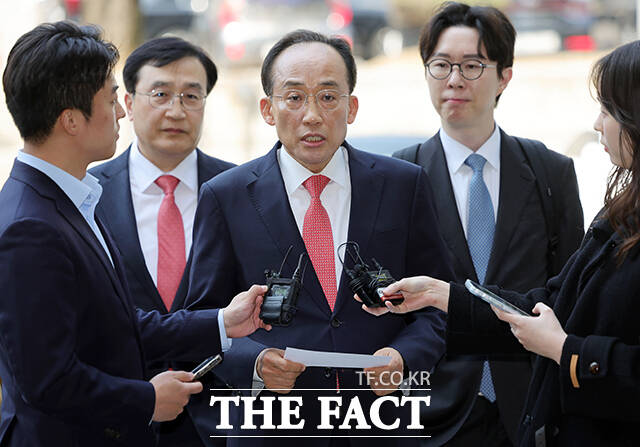 계엄 해제 표결 방해 혐의를 받는 추경호 국민의힘 의원이 25일 오후 서울 서초구 서울중앙지방법원에서 열린 공판에 출석하며 입장을 밝히고 있다. /박헌우 기자