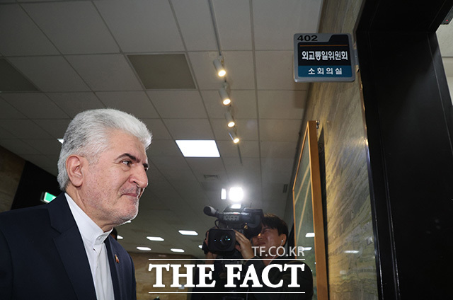 사이드 쿠제치 주한 이란 대사가 25일 오전 서울 여의도 국회에서 김석기 외교통일위원장 및 여야 간사들과 면담을 위해 외교통일위원회 소회의실로 이동하고 있다. /국회=남용희 기자