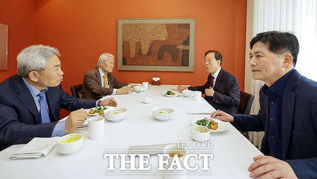 김진 전 중앙일보 논설위원, 정규재 한국경제신문 상임고문, 이석연 국민통합위원장, 조갑제 전 월간조선 편집장(왼쪽부터). /국민통합위원회