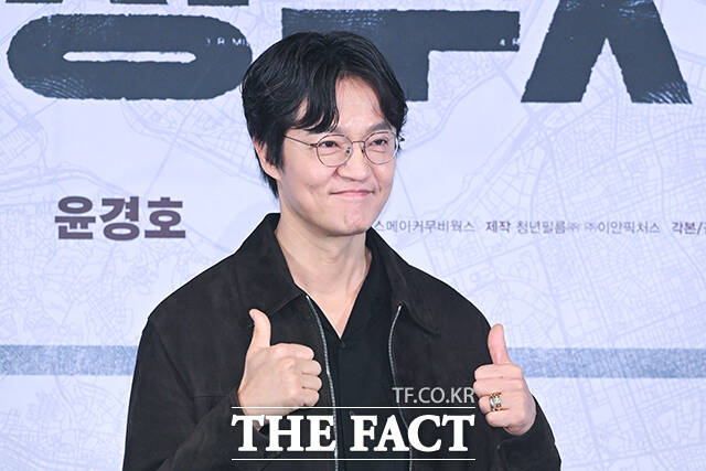 배우 조한철과 정가람, 박철환 감독, 배우 윤경호, 배성우(왼쪽부터)가 25일 오후 서울 용산구 CGV 용산아이파크몰에서 열린 영화 ‘끝장수사’ 언론배급시사회 및 기자간담회에 참석해 포즈를 취하고 있다. /서예원 기자