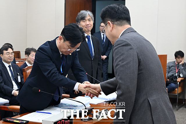 의원질의에 답하는 김영훈 고용노동부 장관.