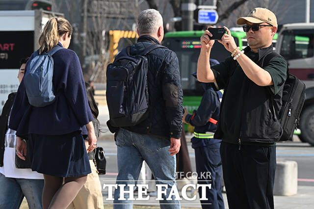 서울 시내 낮 최고기온이 20도를 기록하며 완연한 봄 날씨를 보인 25일 오후 서울 종로구 경복궁을 찾은 관광객과 시민들이 산책을 즐기고 있다. /김성렬 기자