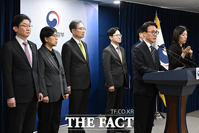 김민석 국무총리(가운데)가 25일 오전 서울 종로구 정부서울청사에서 비상경제 대응체계 브리핑을 하고 있다. /김성렬 기자