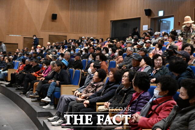 대한노인회 부여군지회가 24일 국립부여박물관 사비마루 공연장에서 2026년 노인일자리 안전·활동 교육을 가졌다. /부여군