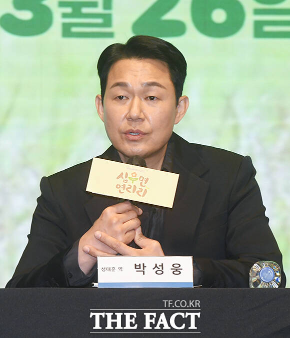 배우 박성웅(왼쪽)과 이수경이 25일 오후 서울 구로구 디큐브시티에서 열린 KBS2 새 미니시리즈 '심우면 연리리' 제작발표회에 참석해 포즈를 취하고 있다. /박상민 기자