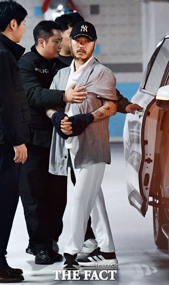 필리핀에 수감돼 있던 '국제 마약왕' 박왕열이 25일 오전 국내로 송환, 경기북부경찰청 광역범죄수사대로 들어서며 질의하는 취재진을 바라보고 있다.