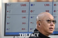  '팔 때도 1485원' 사설 환전소 찾은 외국인 관광객들 [TF사진관]