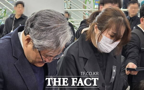 손주환 안전공업 대표이사(왼쪽)와 그의 딸 손모 상무(오른쪽)가 26일 대전시청 합동분향소에 방문해 헌화 및 절을 한 뒤 취재진들의 질문을 받고 있는 모습. /정예준 기자