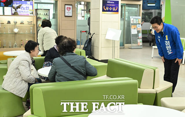 정원오 더불어민주당 서울시장 예비후보가 26일 오후 서울 관악구 관악노인종합복지관을 찾아 식당 조리사들과 인사하고 있다. 손에 물이 묻어 악수를 피하는 조리사와 악수 대신 주먹인사를 나눴다. /이새롬 기자