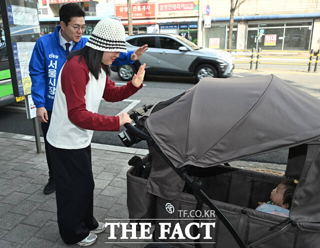 정원오 더불어민주당 서울시장 예비후보가 26일 오후 서울 관악구 일대에서 시민들과 만나 기념촬영하고 있다.