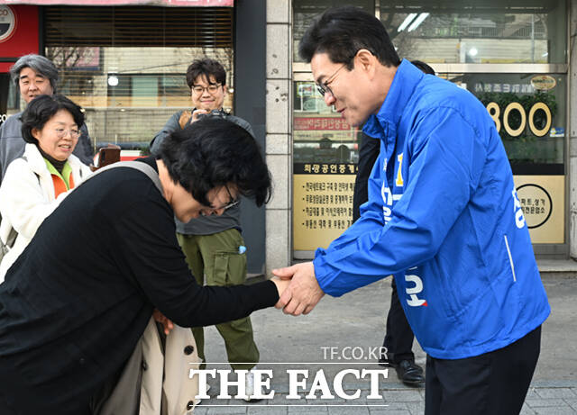 정원오 더불어민주당 서울시장 예비후보가 26일 오후 서울 관악구 일대에서 시민들과 만나 기념촬영하고 있다.