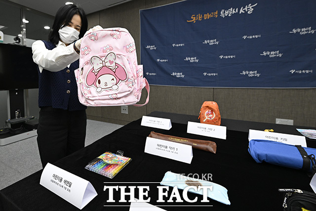 서울시 주무관이 부적합 제품을 들어보이고 있다.