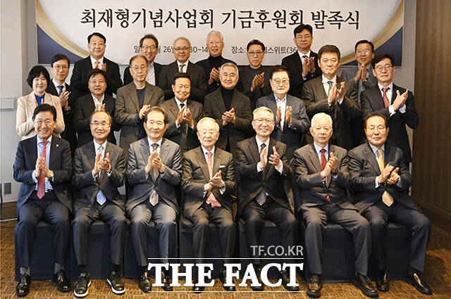 최재형기념사업회 기금 후원회 발기인들이 26일 오전 서울 중구 롯데호텔 서울에서 열린 발족식 행사 후 기념사진을 촬영하고 있다. 앞줄 왼쪽부터 박종범 세계한인무역협회장, 정석현 수산그룹 회장, 정세균 전 국무총리, 손경식 한국경영자총협회장, 김형오 전 국회의장, 한민구 전 국방부 장관. /송호영 기자