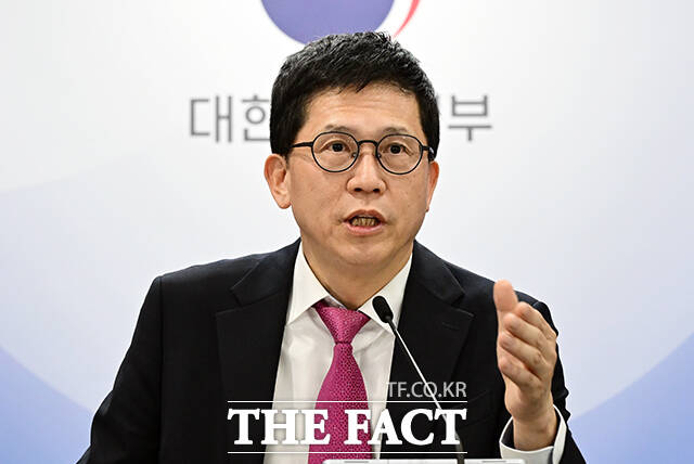 강기룡 재정경제부 차관보(왼쪽)가 26일 오후 서울 종로구 정부서울청사에서 민생물가 특별관리 관계장관TF 사전 합동브리핑을 하고 있다. /임영무 기자