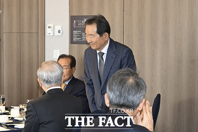 정세균 전 국무총리가 인사를 하고 있다.